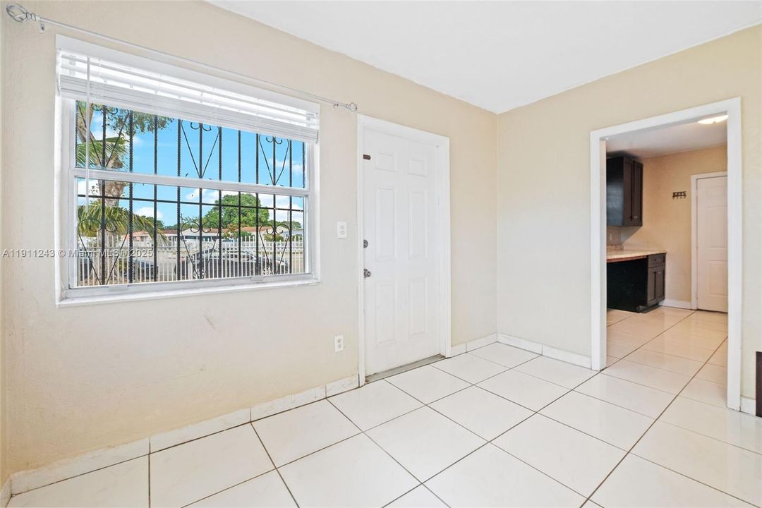 Под контрактом: $2,700 (3 спален, 2 ванн, 1400 Квадратных фут)