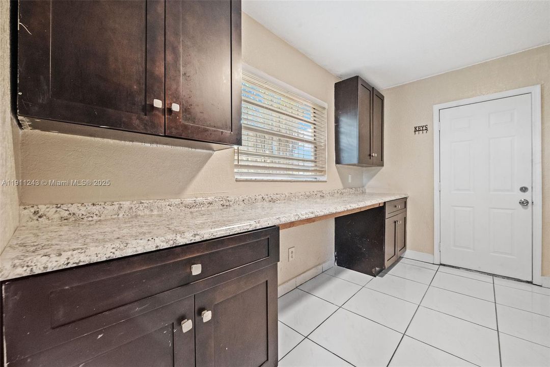 Под контрактом: $2,700 (3 спален, 2 ванн, 1400 Квадратных фут)