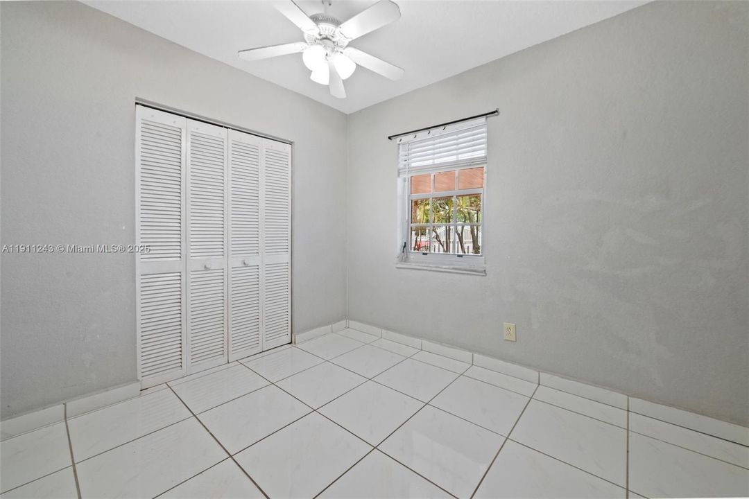 Под контрактом: $2,700 (3 спален, 2 ванн, 1400 Квадратных фут)