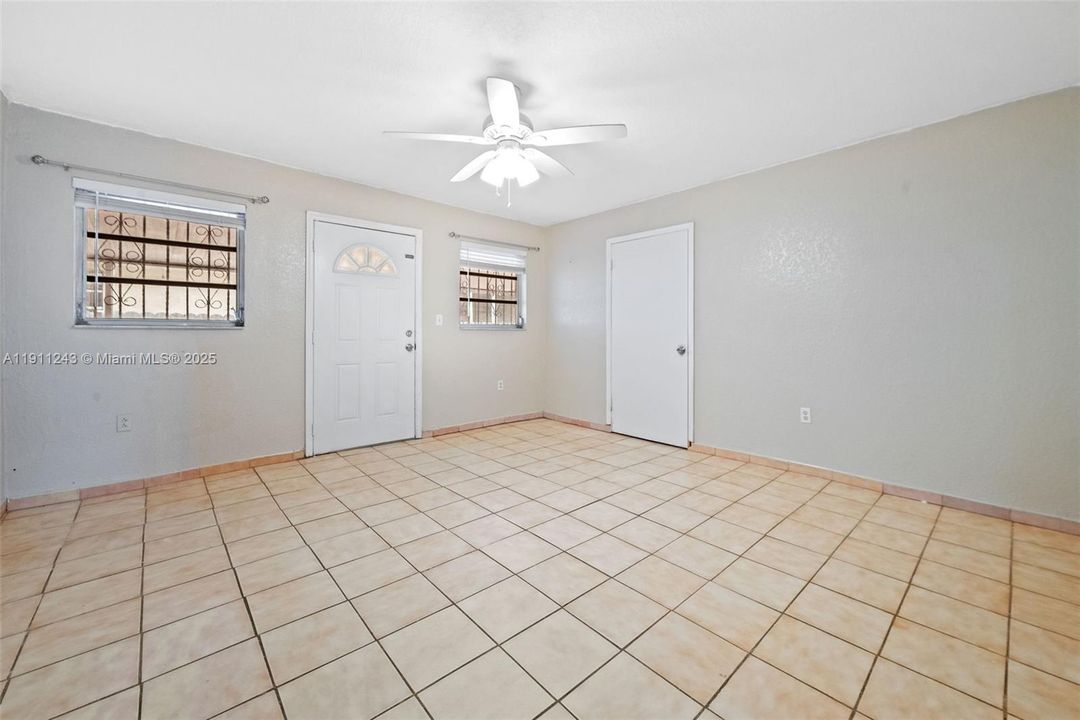 Под контрактом: $2,700 (3 спален, 2 ванн, 1400 Квадратных фут)