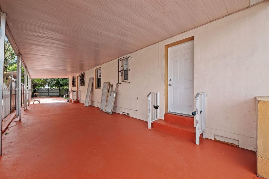 Под контрактом: $2,700 (3 спален, 2 ванн, 1400 Квадратных фут)