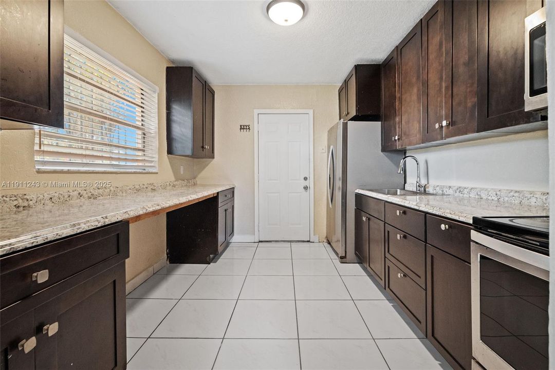 Под контрактом: $2,700 (3 спален, 2 ванн, 1400 Квадратных фут)