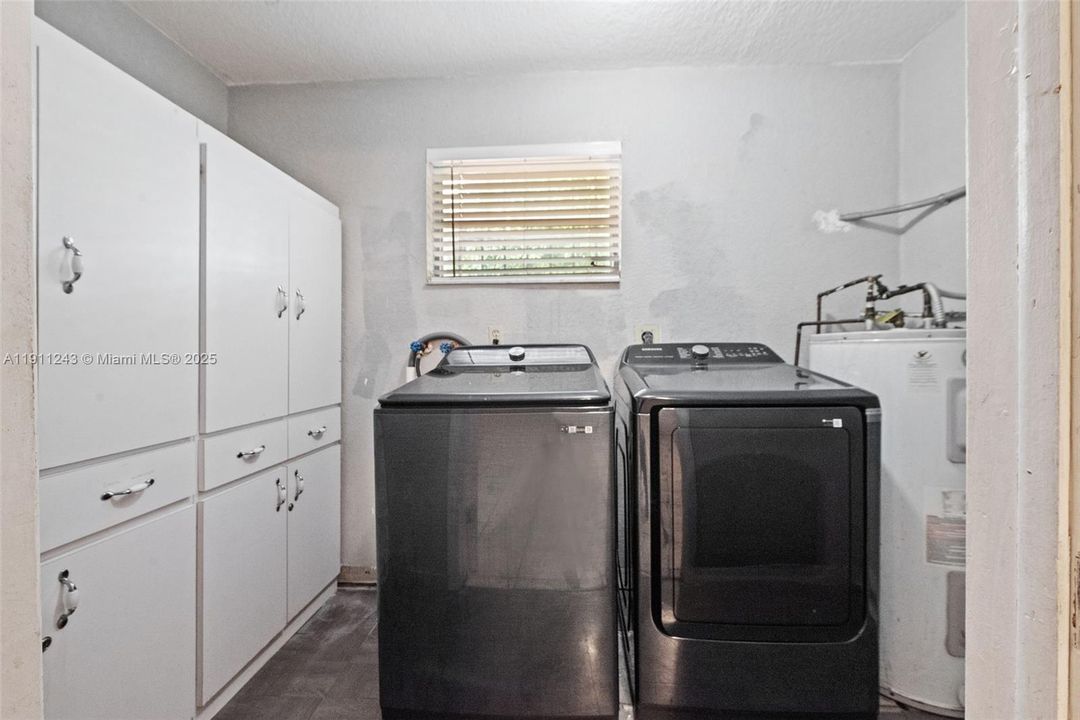 Под контрактом: $2,700 (3 спален, 2 ванн, 1400 Квадратных фут)