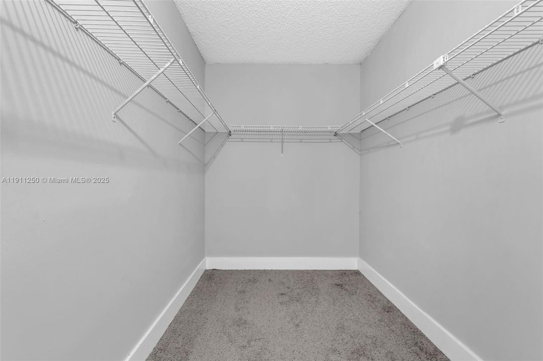 For Sale: $249,000 (2 beds, 2 baths, 1008 Square Feet)