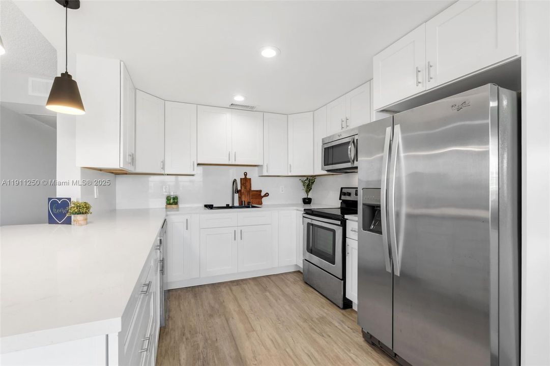 For Sale: $249,000 (2 beds, 2 baths, 1008 Square Feet)