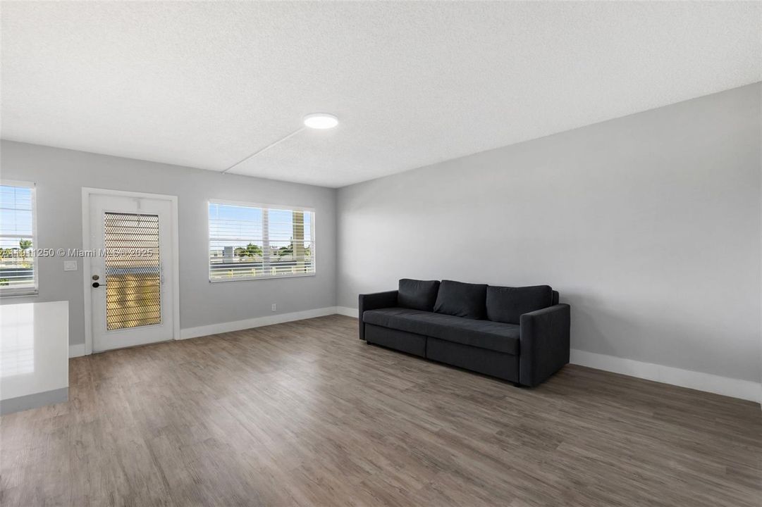 For Sale: $249,000 (2 beds, 2 baths, 1008 Square Feet)