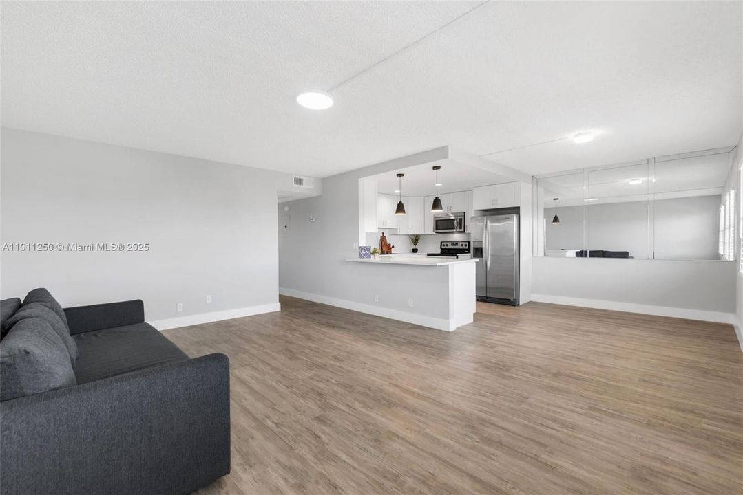 For Sale: $249,000 (2 beds, 2 baths, 1008 Square Feet)