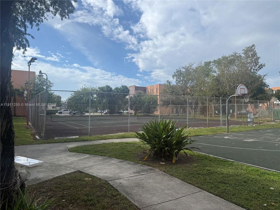 For Sale: $229,000 (1 beds, 1 baths, 776 Square Feet)