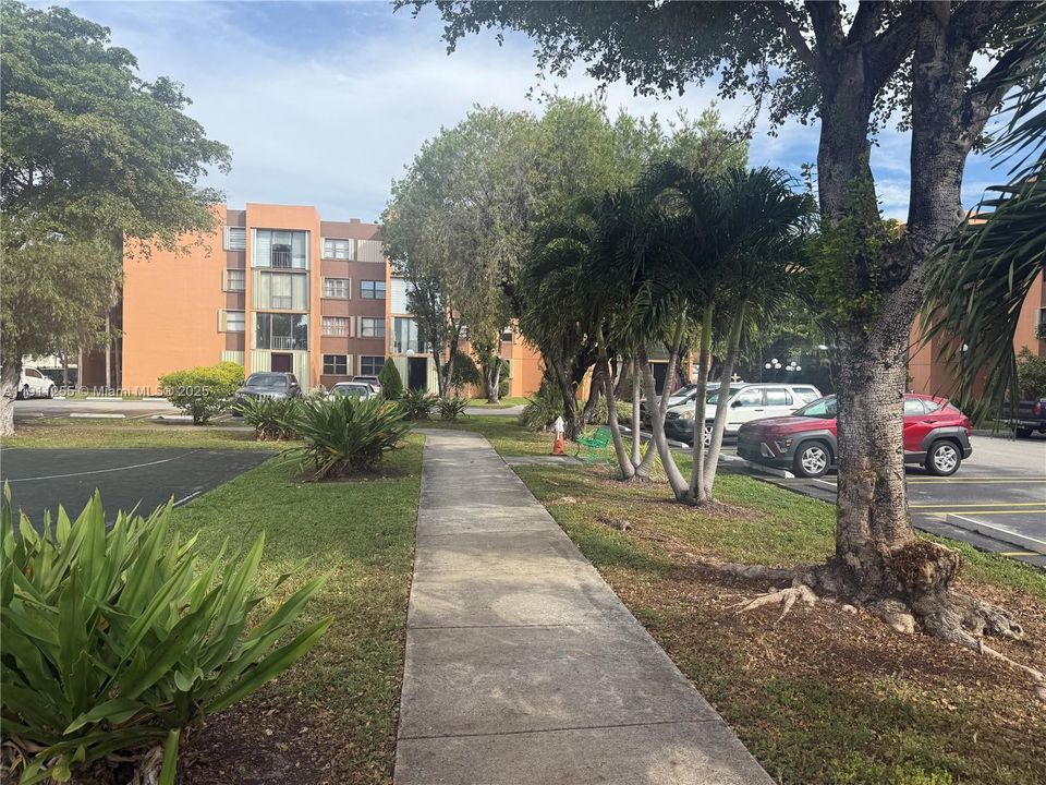 For Sale: $229,000 (1 beds, 1 baths, 776 Square Feet)