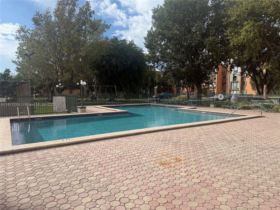 For Sale: $229,000 (1 beds, 1 baths, 776 Square Feet)