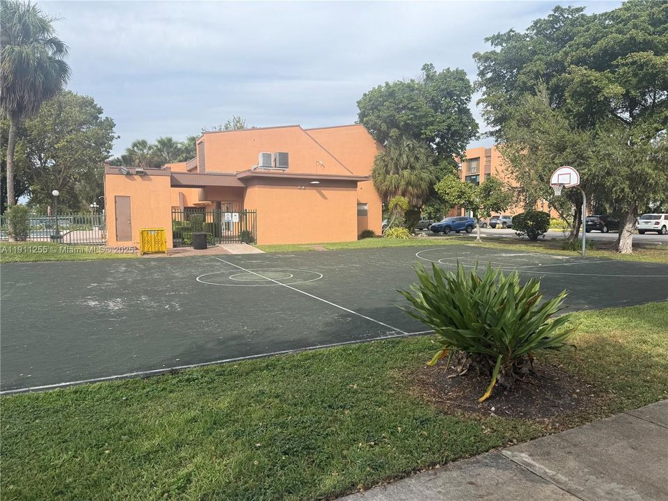 For Sale: $229,000 (1 beds, 1 baths, 776 Square Feet)