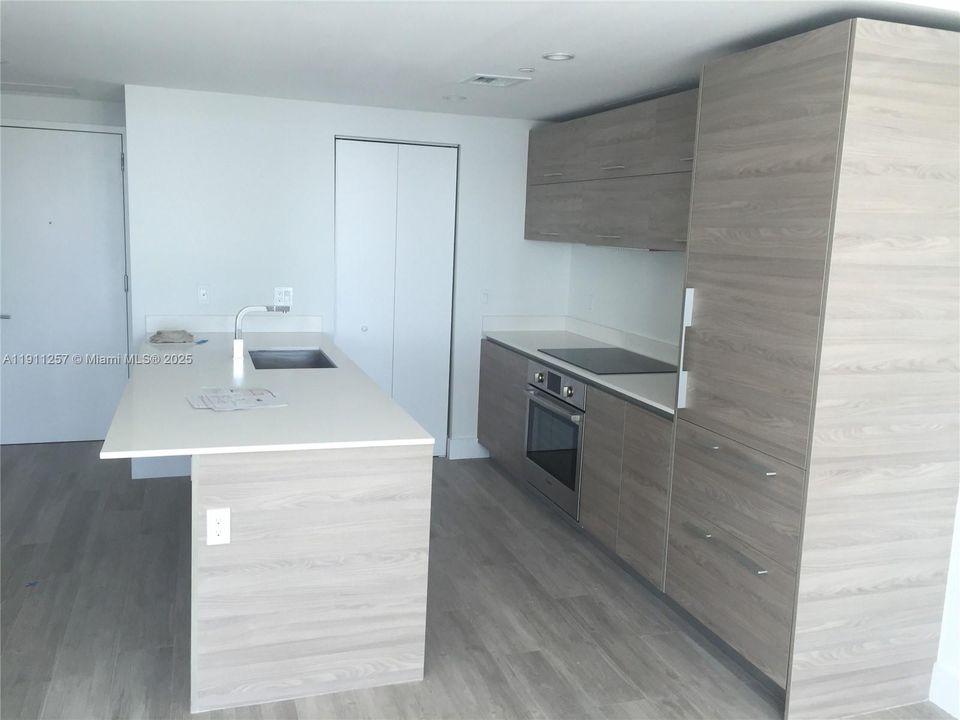 Active With Contract: $3,850 (1 beds, 1 baths, 699 Square Feet)