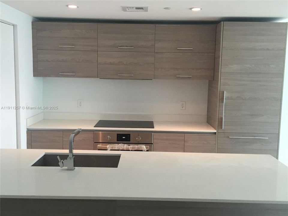 Active With Contract: $3,850 (1 beds, 1 baths, 699 Square Feet)