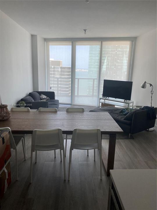 Active With Contract: $3,850 (1 beds, 1 baths, 699 Square Feet)