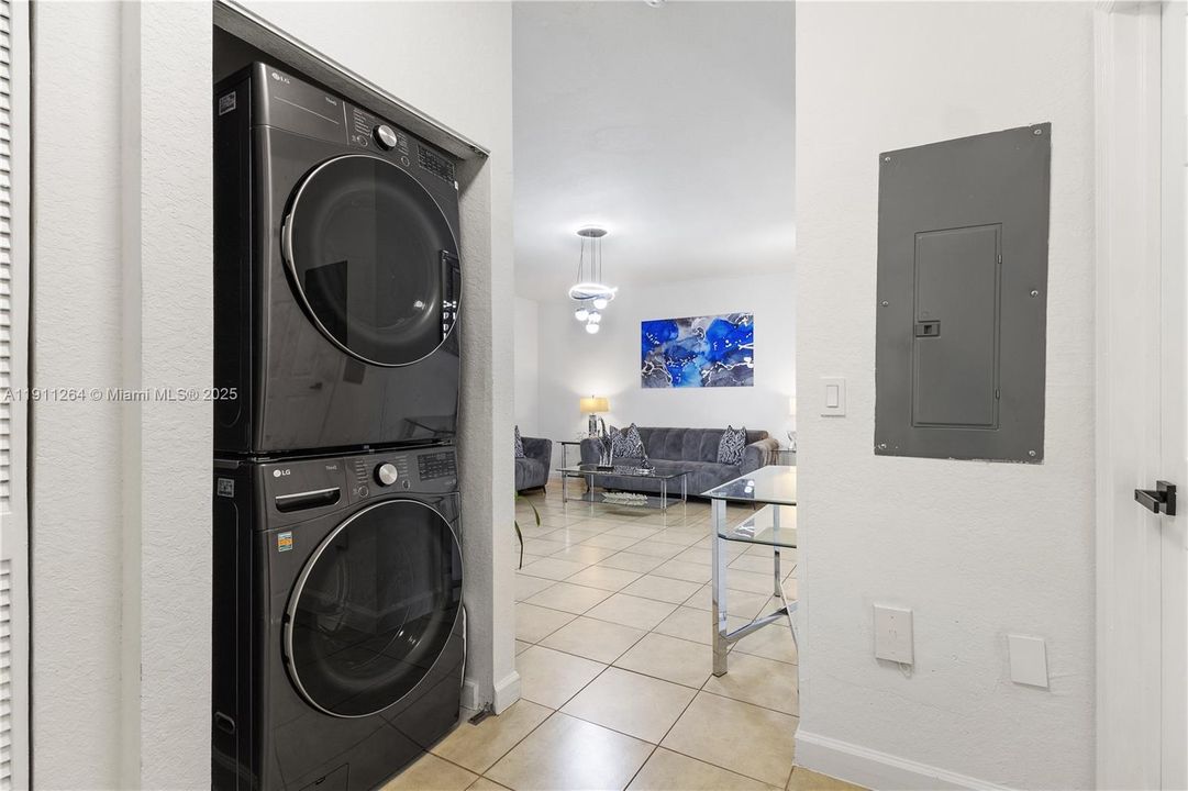 出租: $2,400 (3 贝兹, 2 浴室, 1221 平方英尺)