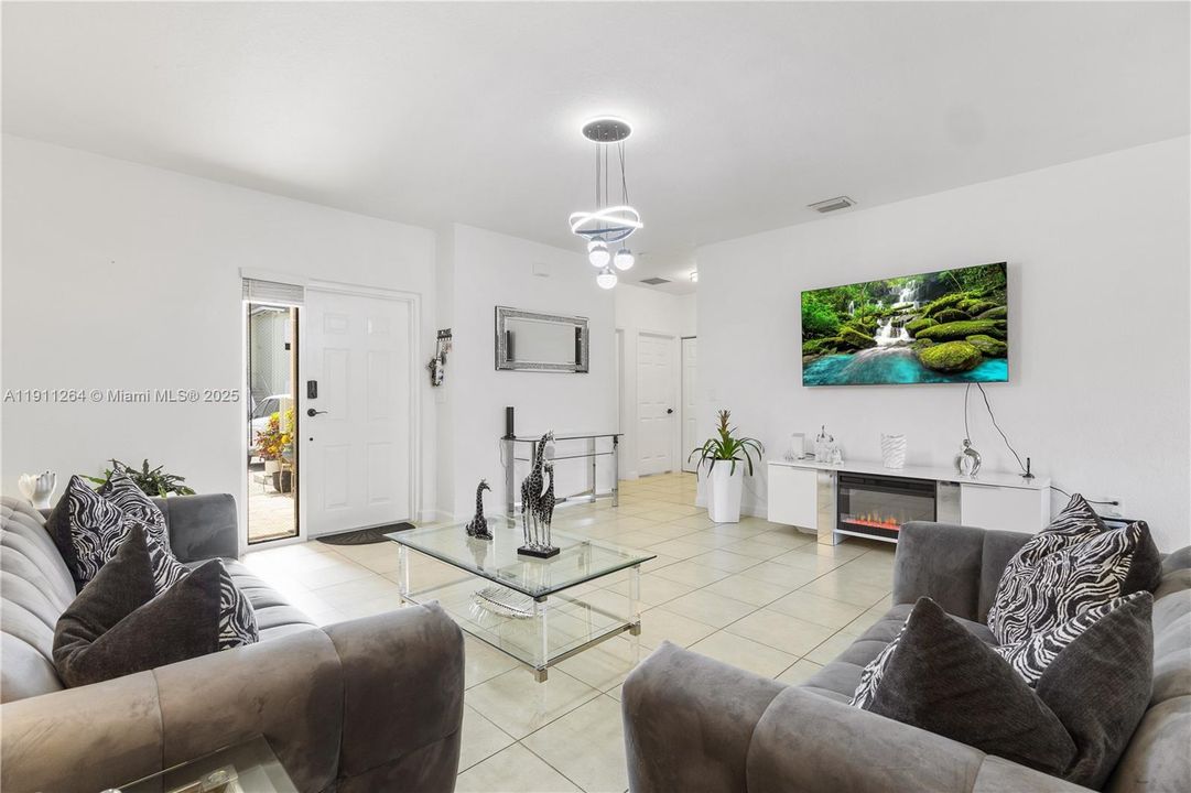 出租: $2,400 (3 贝兹, 2 浴室, 1221 平方英尺)