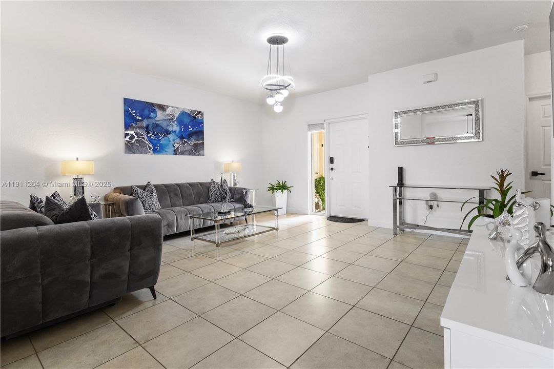 出租: $2,400 (3 贝兹, 2 浴室, 1221 平方英尺)