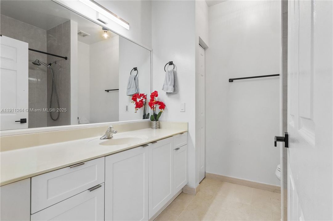 出租: $2,400 (3 贝兹, 2 浴室, 1221 平方英尺)