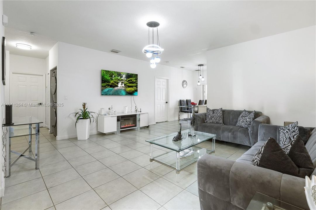 出租: $2,400 (3 贝兹, 2 浴室, 1221 平方英尺)