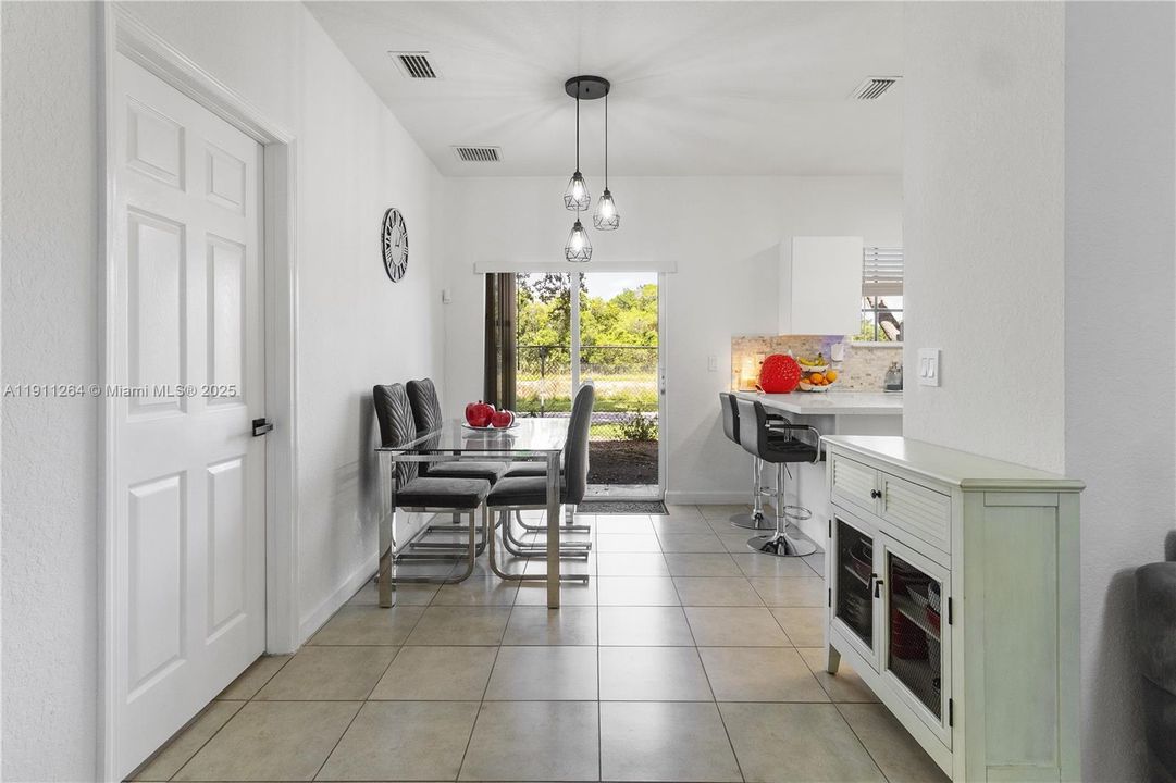 出租: $2,400 (3 贝兹, 2 浴室, 1221 平方英尺)