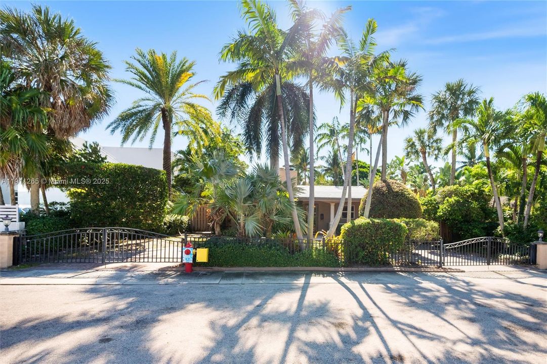 For Rent: $7,500 (3 beds, 2 baths, 1709 Square Feet)