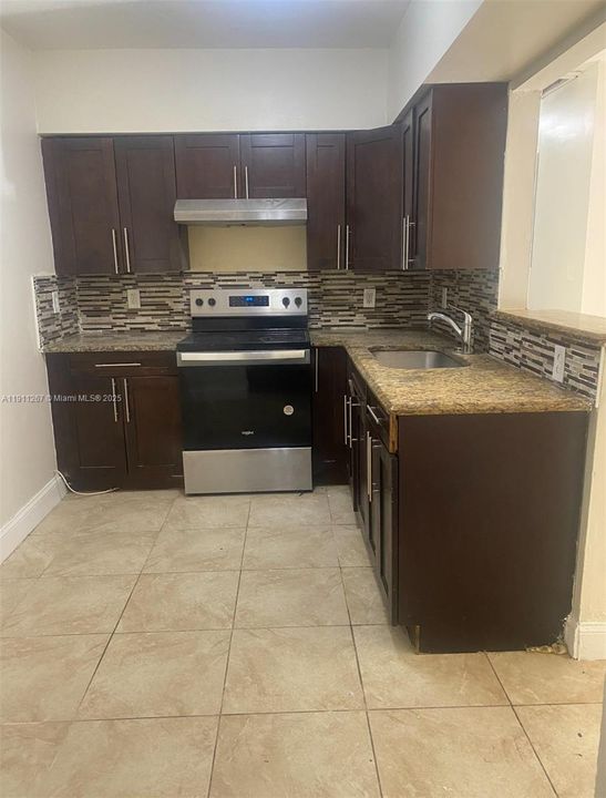 Active With Contract: $2,400 (3 beds, 1 baths, 913 Square Feet)