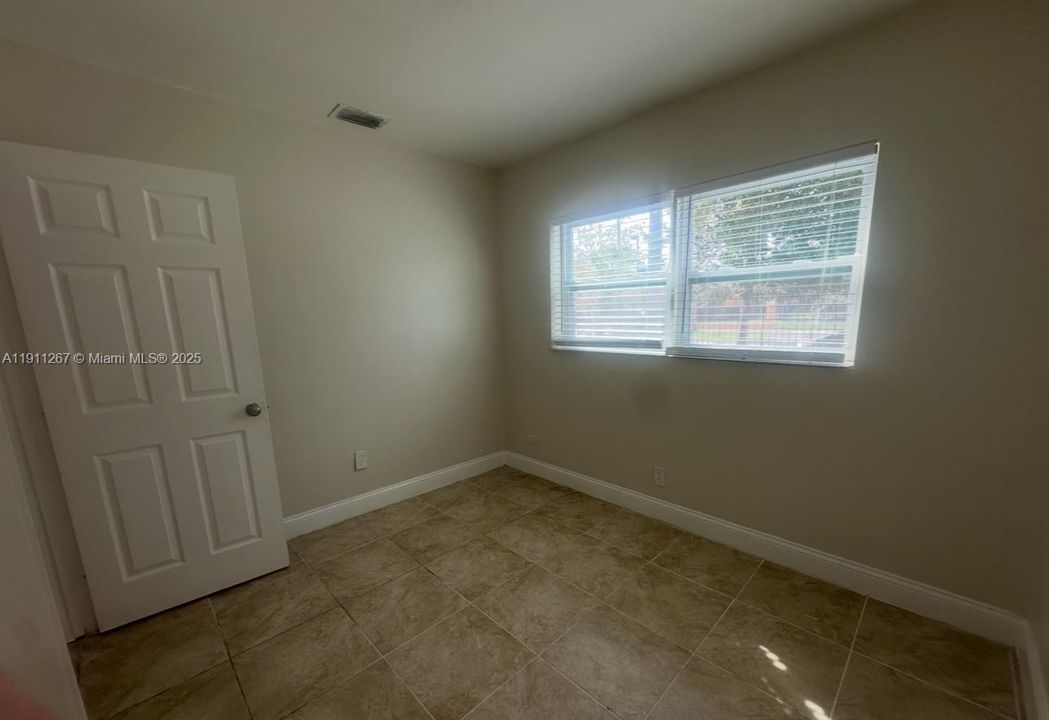 Active With Contract: $2,400 (3 beds, 1 baths, 913 Square Feet)