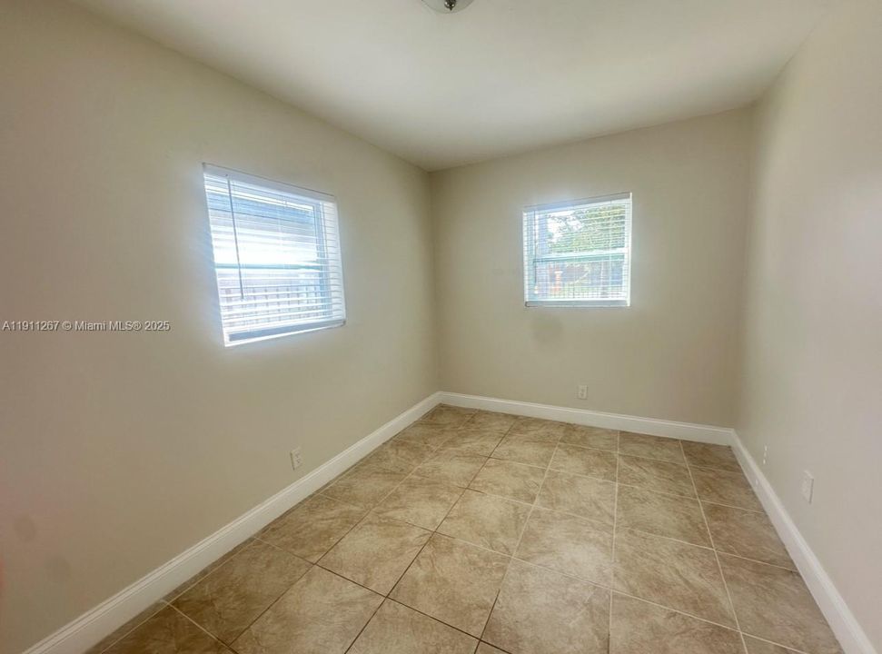 Active With Contract: $2,400 (3 beds, 1 baths, 913 Square Feet)