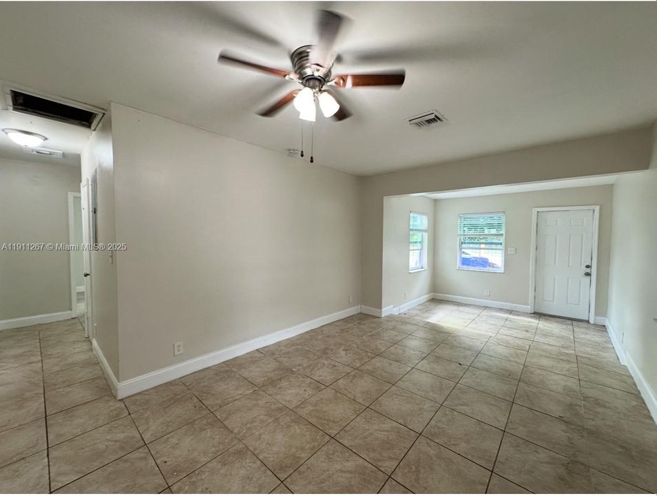 Active With Contract: $2,400 (3 beds, 1 baths, 913 Square Feet)