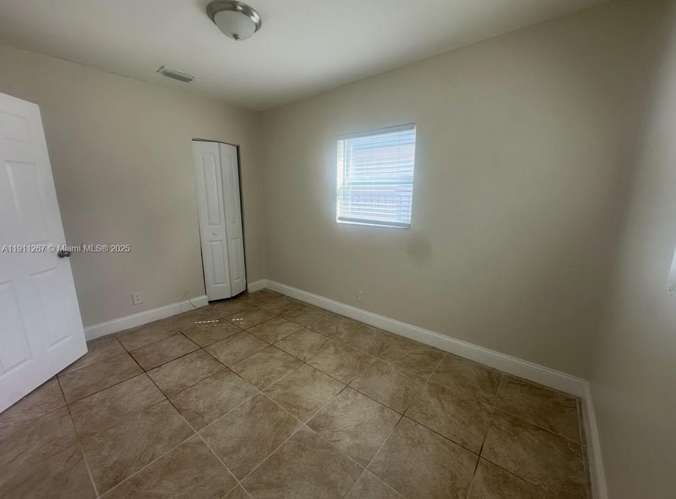 Active With Contract: $2,400 (3 beds, 1 baths, 913 Square Feet)