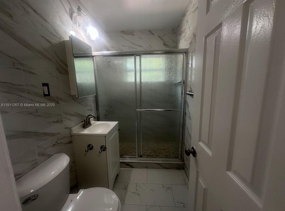 Active With Contract: $2,400 (3 beds, 1 baths, 913 Square Feet)