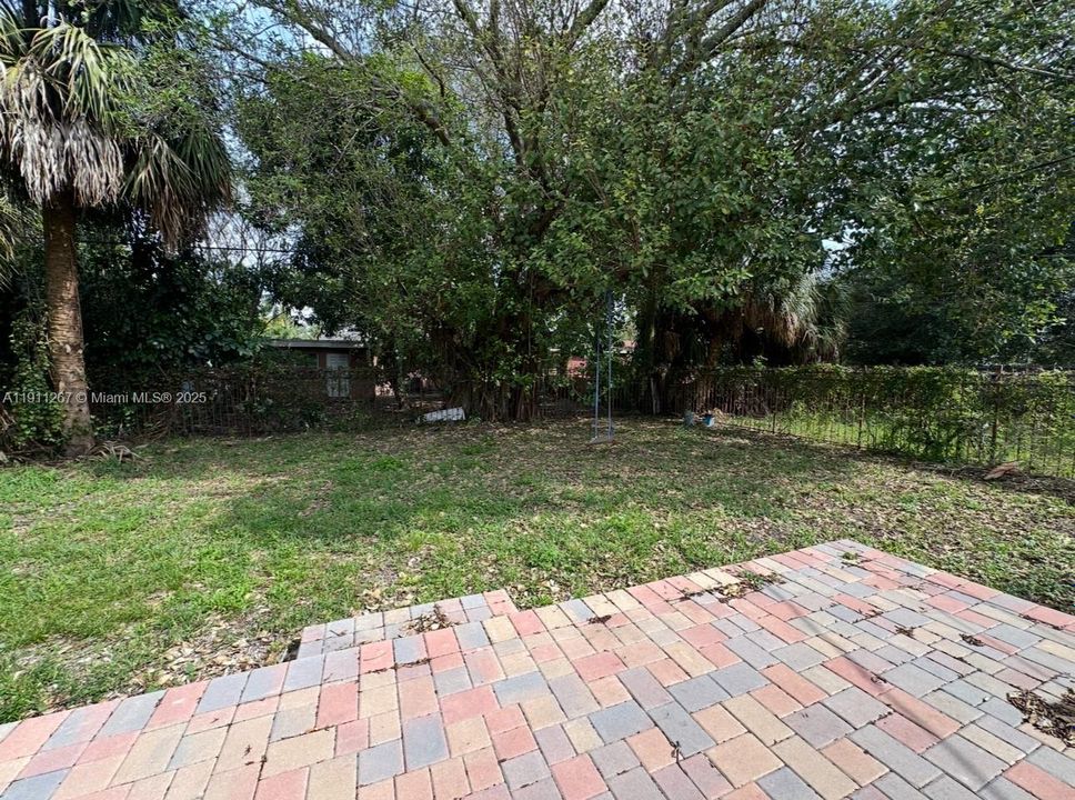 Active With Contract: $2,400 (3 beds, 1 baths, 913 Square Feet)