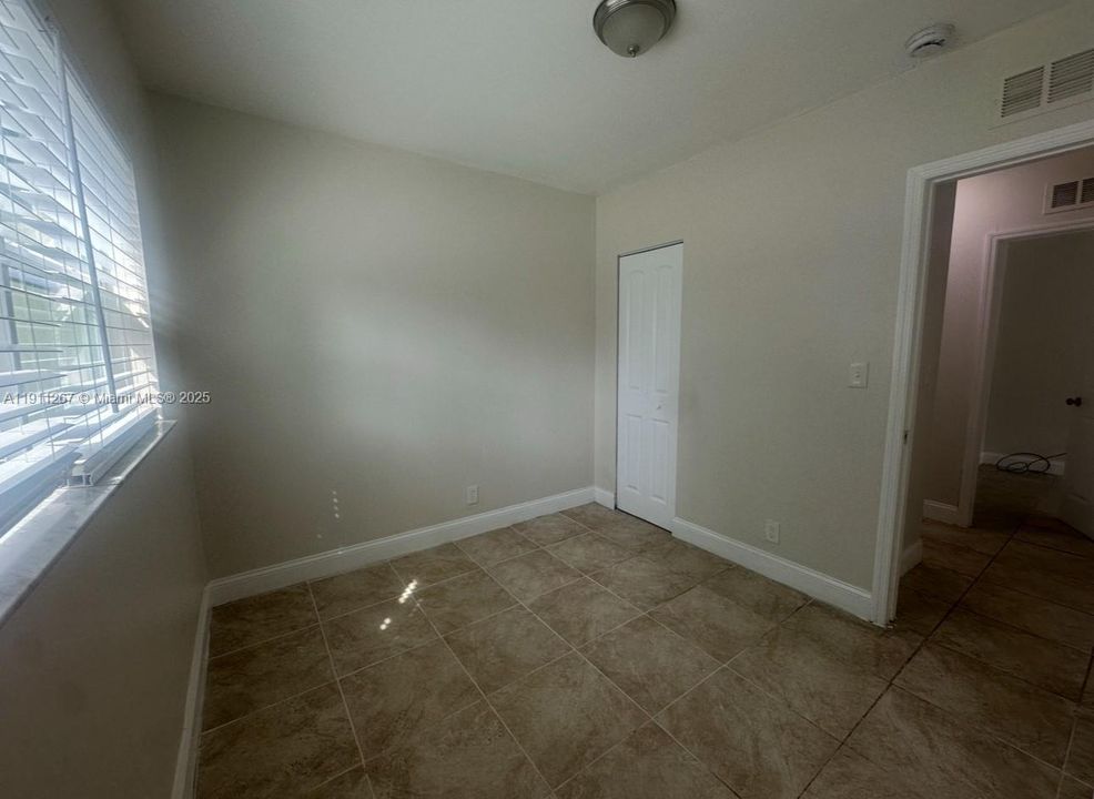 Active With Contract: $2,400 (3 beds, 1 baths, 913 Square Feet)