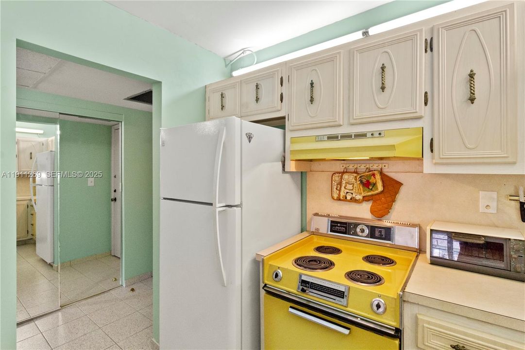 For Sale: $148,000 (2 beds, 2 baths, 870 Square Feet)