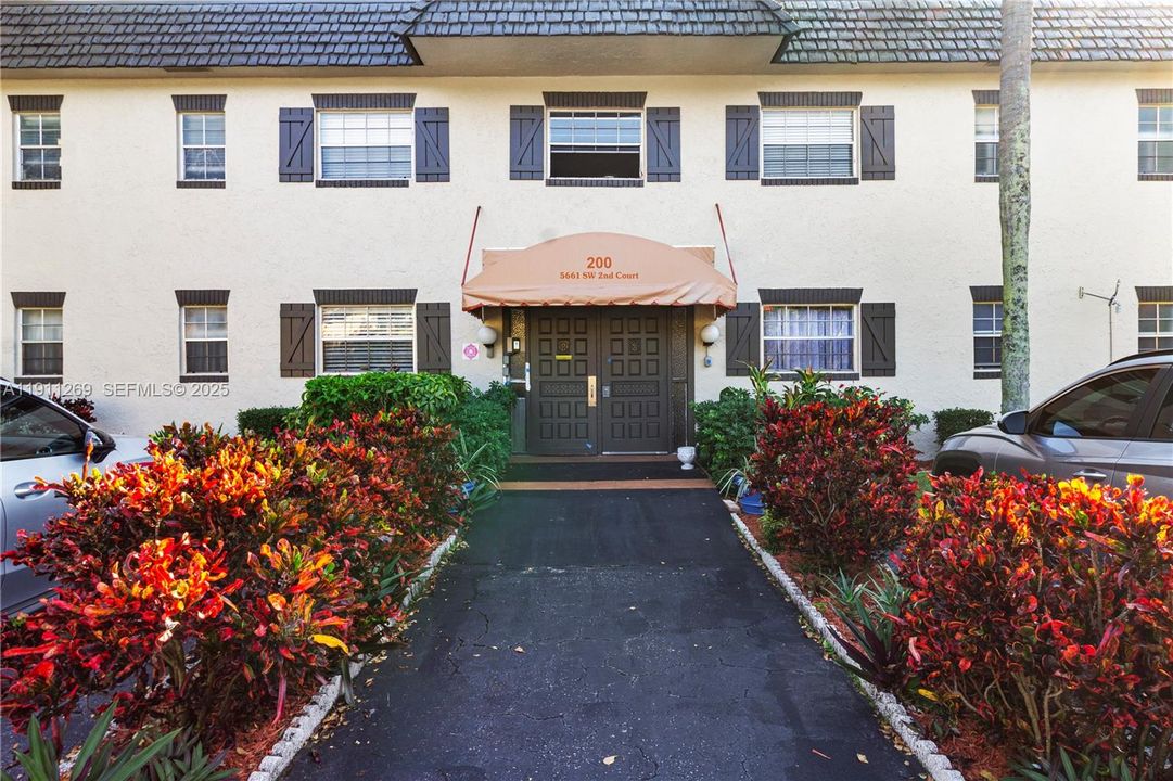 For Sale: $148,000 (2 beds, 2 baths, 870 Square Feet)