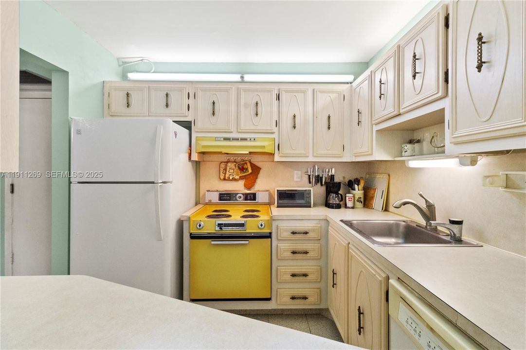 For Sale: $148,000 (2 beds, 2 baths, 870 Square Feet)