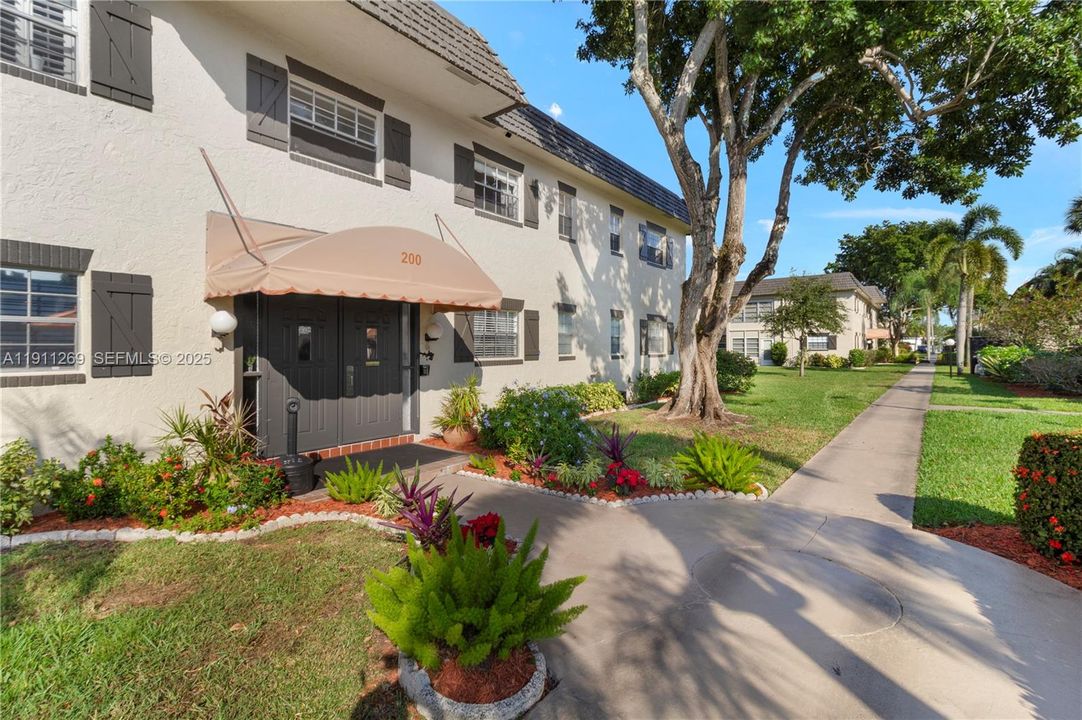 For Sale: $148,000 (2 beds, 2 baths, 870 Square Feet)