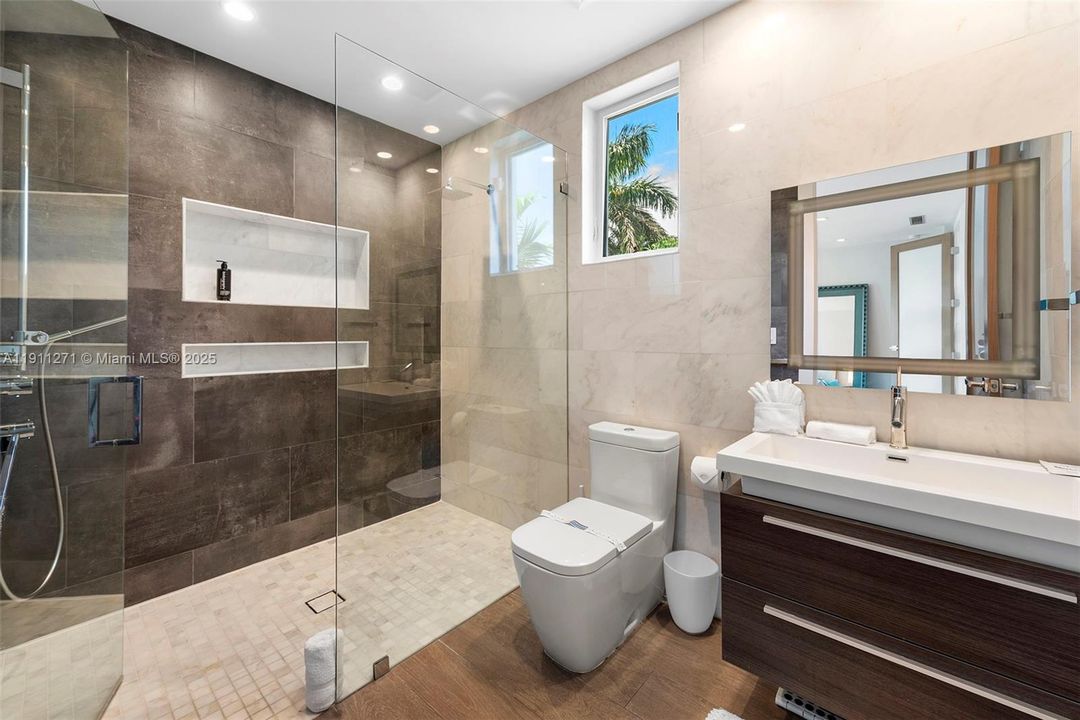 For Sale: $7,200,000 (7 beds, 8 baths, 7325 Square Feet)