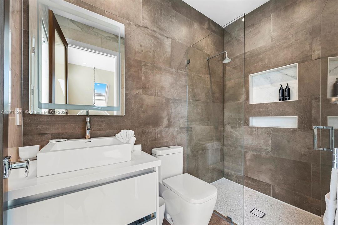 For Sale: $7,200,000 (7 beds, 8 baths, 7325 Square Feet)