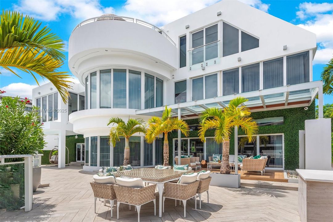 For Sale: $7,200,000 (7 beds, 8 baths, 7325 Square Feet)