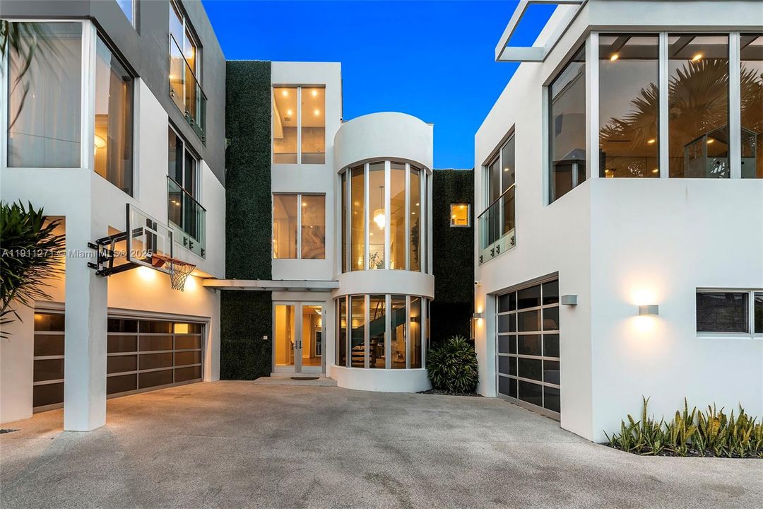 For Sale: $7,200,000 (7 beds, 8 baths, 7325 Square Feet)