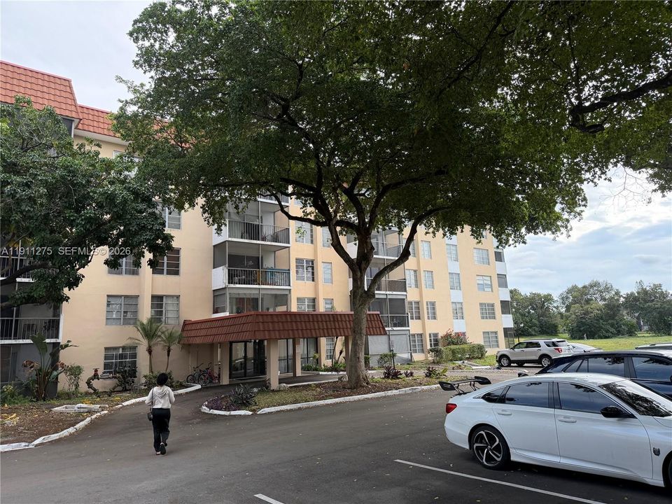 For Sale: $109,000 (1 beds, 1 baths, 783 Square Feet)