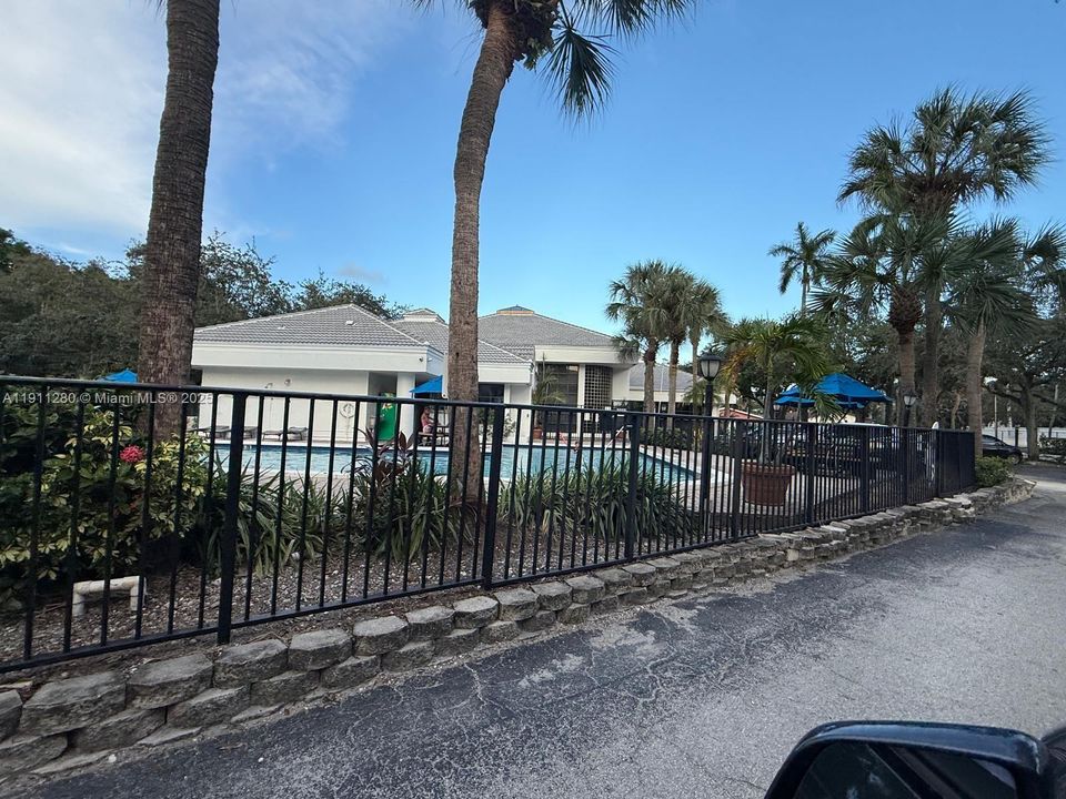 Active With Contract: $1,899 (2 beds, 2 baths, 858 Square Feet)