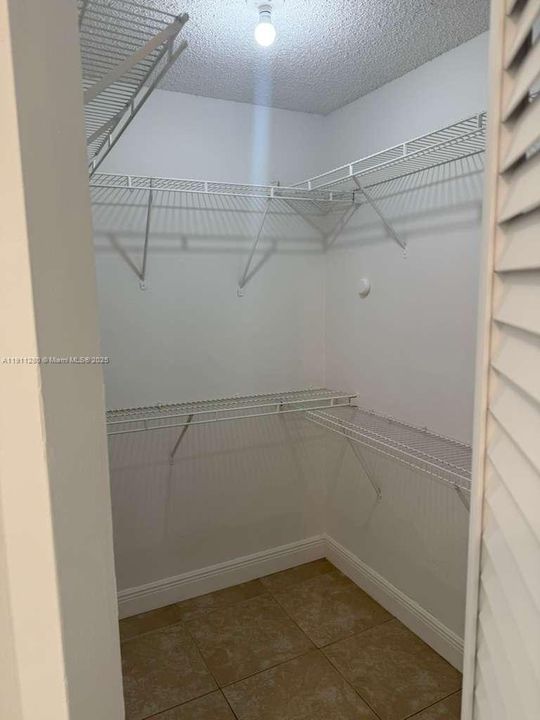 Active With Contract: $1,899 (2 beds, 2 baths, 858 Square Feet)