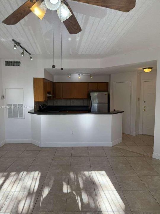 Active With Contract: $1,899 (2 beds, 2 baths, 858 Square Feet)