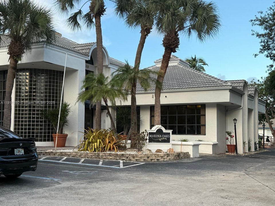 Active With Contract: $1,899 (2 beds, 2 baths, 858 Square Feet)