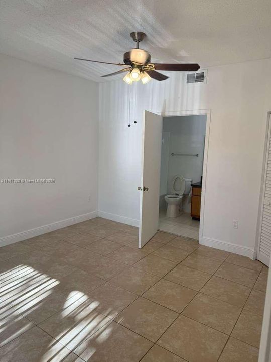 Active With Contract: $1,899 (2 beds, 2 baths, 858 Square Feet)