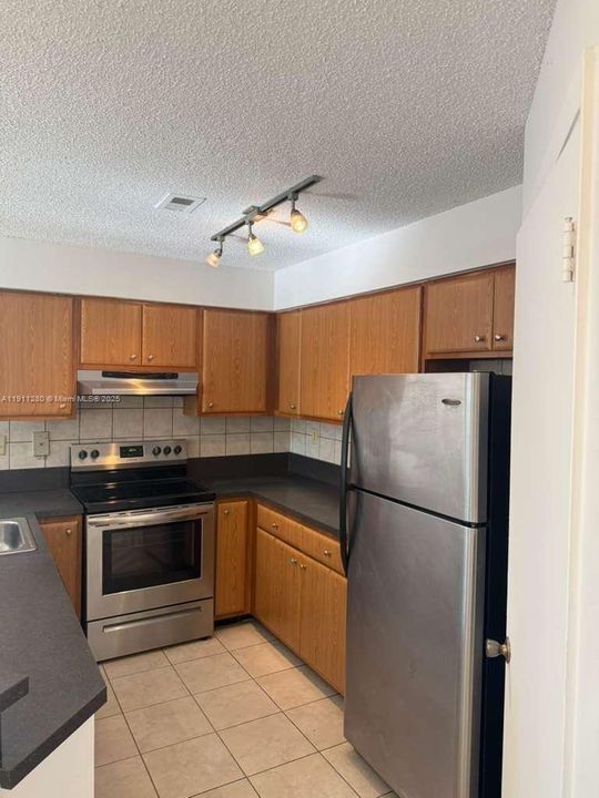 Active With Contract: $1,899 (2 beds, 2 baths, 858 Square Feet)