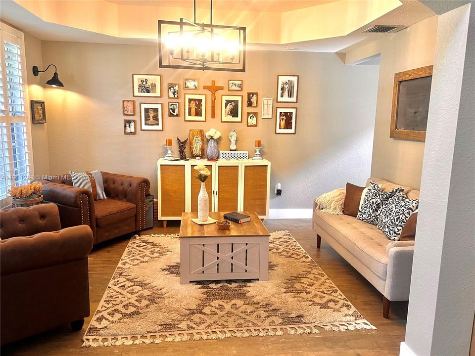 出租: $4,950 (5 贝兹, 3 浴室, 2837 平方英尺)