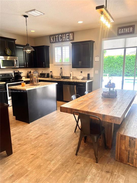 出租: $4,950 (5 贝兹, 3 浴室, 2837 平方英尺)